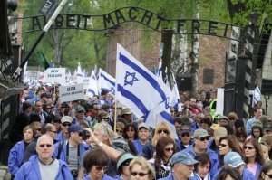 la-marche-des-vivants-franchissent-le-portail-du-camp-de-concentration-d-auschwitz-birkenau