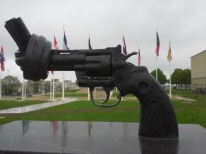 “Non Violence” de Carl Fredrik Reuterswärd